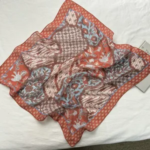 Modischer Blumen Paisley Seidenschal für Damen, elegantes Halstuch für Frühling.