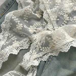 Witte kanten driehoekige sjaal accessoire, elegante bloemen mesh stof voor dames mode.
