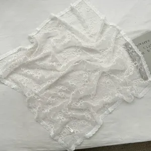 Gedetailleerd view van de witte kanten vierkante sjaal, fijn opengewerkt patroon, Franse chique hoofddoek.