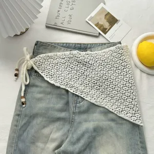 Detalle bufunda falda envolvente triángulo de malla de ganchillo blanca moda denim.
