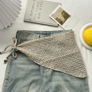 Bufanda triangular de punto calado beige falda de capas con cordón y cuentas decorativas.
