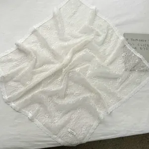 Detail van witte kanten vierkante sjaal, Franse sprookjesstijl opengewerkte haaraccessoire.