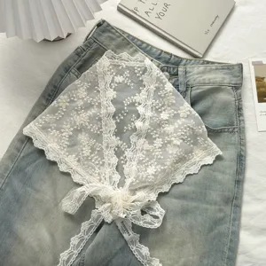 Witte kanten driehoekige hoofddoek detail, esthetische haaromslag met leuke strik.