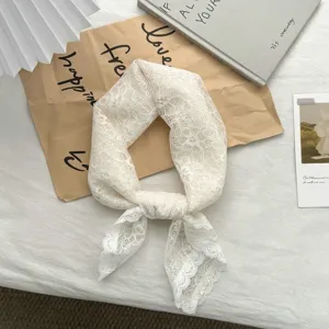 Elegante beige witte kanten vierkante sjaal, Franse stijl opengewerkte hoofdsjaal.