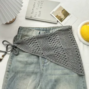 Falda pareo triangular de punto calado gris accesorio de superposición elegante y chic