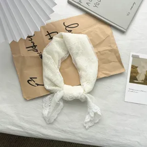 Elegante witte kant vierkante sjaal, Franse stijl bloemige hollehoofddoek voor vrouwen.
