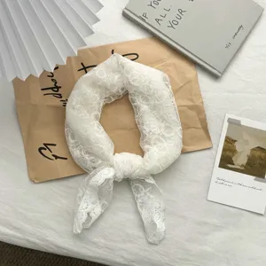 Detailopname van witte kanten holle vierkante sjaal, elegante Franse stijl decoratieve sjaal.