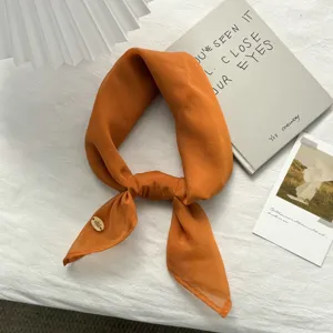 Karamelkleurige vierkante zijden sjaal voor dames, lichte chiffon halsdoek, elegante modeaccessoire.