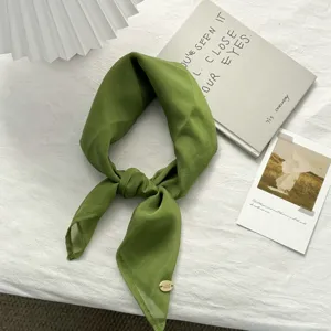 Groene zijden vierkante sjaal voor dames, elegante lichte halsdoek en veelzijdig accessoire.