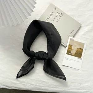 Elegante zwarte doorschijnende vierkante sjaal detail, licht gewicht, veelzijdig accessoire.