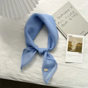 Lichtblauwe chiffon vierkante sjaal, veelzijdige elegante halsdoek en stijlvol accessoire.