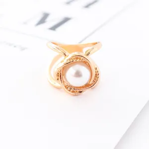 Détail de boucle d'écharpe perle dorée, design d'anneau entrelacé élégant, accessoire chic.