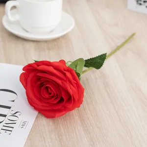 Finta rosa rossa stelo singolo fiore in seta scatto di dettaglio per arredamento casa nozze