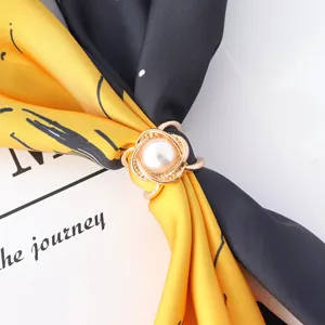 Détail de boucle de foulard en perles à trois anneaux dorés élégant pour accessoires