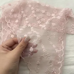 Roze kant mesh bloemige driehoek sjaal stof detail, lichtgewicht ademend materiaal.