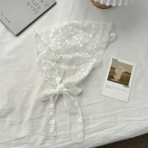 Witte kanten bloemen driehoek hoofddoek, zoete strik haaraccessoire voor vrouwen, elegante wrap.