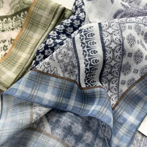 Vista dettagliata di un piccolo foulard quadrato in seta con motivi geometrici, stile boho.