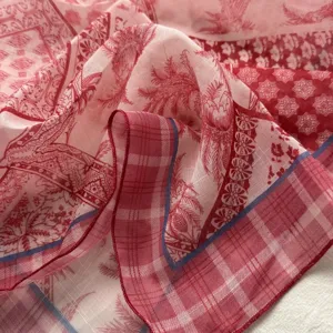 Foulard quadrato in seta con motivo floreale toile de jouy rosso rosa vista dettagliata