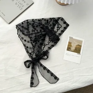 Zwarte kanten driehoekige hoofddoek detail, transparante mesh bandana met elegante linten.