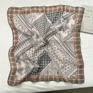 Elegante foulard quadrato geometrico con bordo a quadri, stile boho vintage.