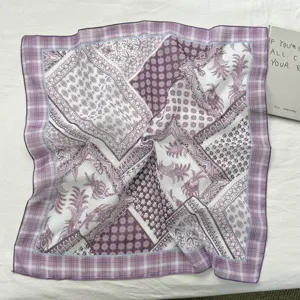 Dettaglio di un fazzoletto quadrato geometrico viola e bianco, foulard elegante bohémien.