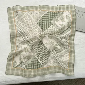 Foulard quadrato patchwork geometrico verde, fazzoletto da collo bohémien artistico da donna.
