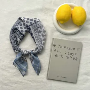 Dettaglio di piccolo foulard geometrico bohémien, elegante disposizione piatta.