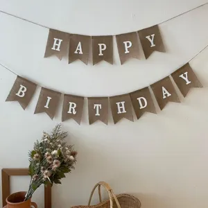 Détail de bannière anniversaire en toile de jute, guirlande fanion rustique pour fête.