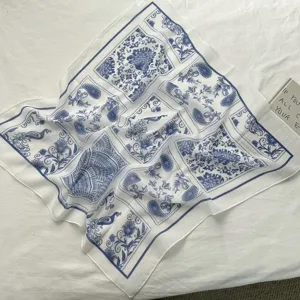 Elegantes weiß-blaues Seidentuch mit Paisleymuster, Pfauen- und Blumen-Gitterdesign.