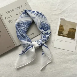 Schickes blau-weißes Paisleymuster Seidentuch, vielseitiges elegantes Halstuch für Damen.
