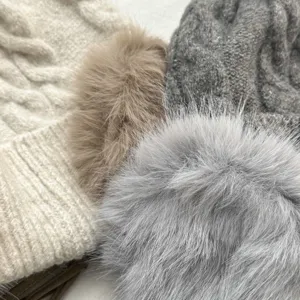 Nahaufnahme der Strickmütze Textur, weicher Plüsch Bommel, warme Wintermütze Detail.