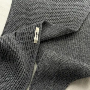 Bufanda de punto acanalado gris oscuro, calentador de cuello acogedor, accesorio suave.