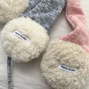 Farbblockierte gebundene Plüsch-Ohrwärmer für Damen, dicke warme Winter-Ohrenschützer.