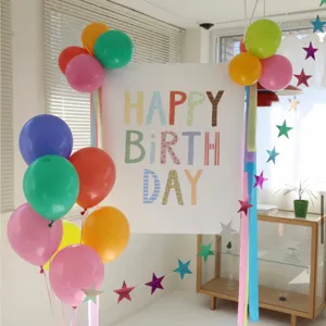 Vue détaillée de la bannière de fond d'anniversaire colorée avec des ballons et des étoiles.