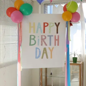 Vue détaillée de la toile de fond colorée Joyeux Anniversaire avec ballons.