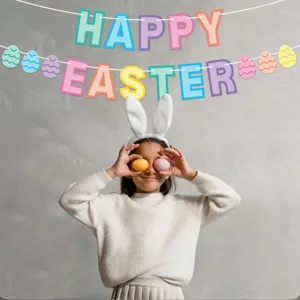 Banner di carta per festa di Pasqua con lettere colorate e uova carine per la grande celebrazione.