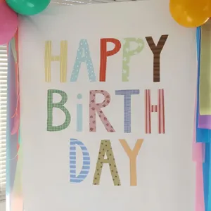 Tissu suspendu d'anniversaire coloré macaron décoration de fond de fête ludique pour enfants.