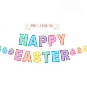 Dettaglio banner di carta per festa di pasqua con lettere colorate e uova carine per feste.