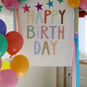 Tapisserie de fond d'anniversaire colorée Macaron avec des ballons pour fête d'enfants.