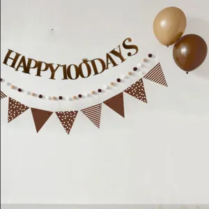 Braunes 100 Tage Party Banner Dekorationsset mit Wimpeln und Luftballons für Babys.