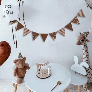 Braune gepunktete gestreifte Wimpelkette Geburtstag Party Dekoration Hintergrund Banner
