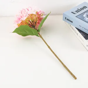 Vue détaillée d'une seule tige de fleur d'hortensia rose artificielle pour déco.
