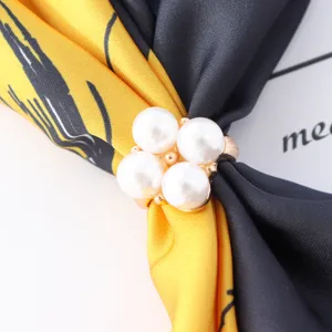 Bague foulard en soie perle fleur quatre pétales broche clip élégante mode accessoires