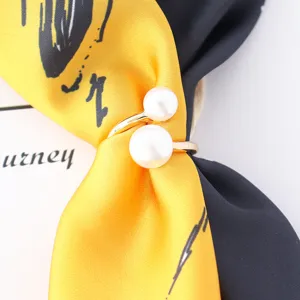 Elegant anneau de foulard en perles dorees double perle accessoire retro detail vue