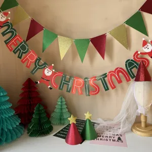 Detailansicht von Weihnachts Partydeko Huetchen und Wabenbaeumen fuer festliche Dekoration Setup