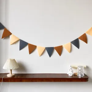Guirlande fanions triangle en feutre pour fete anniversaire bebe fond mur decoration.