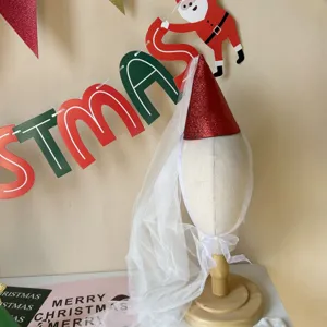Weihnachtsparty rote glitzernde Konushut mit weißem Netzschleier festliche Partydeko