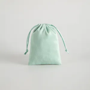 Dettaglio della borsa per gioielli in velluto flanella verde menta con coulisse di chiusura.