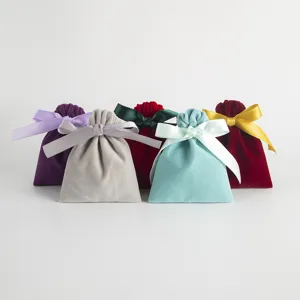 Bunte Samt Schmuckbeutel mit Satinbändern für Geschenke und staubfreie Aufbewahrung.