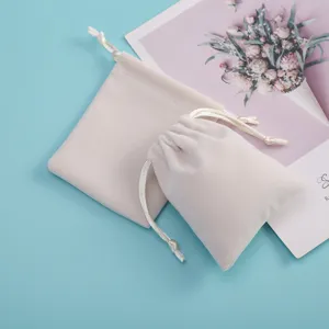 Beige Samt Kordelzug Schmuckbeutel Detail, weiche Schmuck Geschenk Aufbewahrung, süße Verpackung.